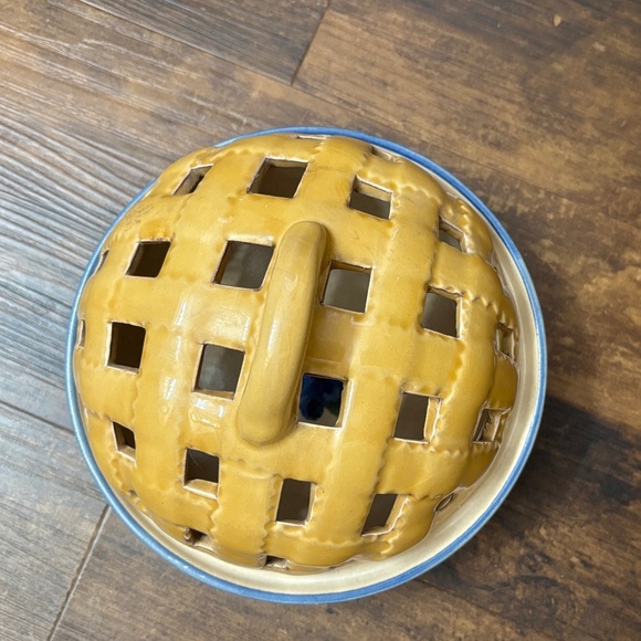 Charming WCL Pottery Mini Pie Tartlet Dish with Lattice Lid - Picture 4 of 12